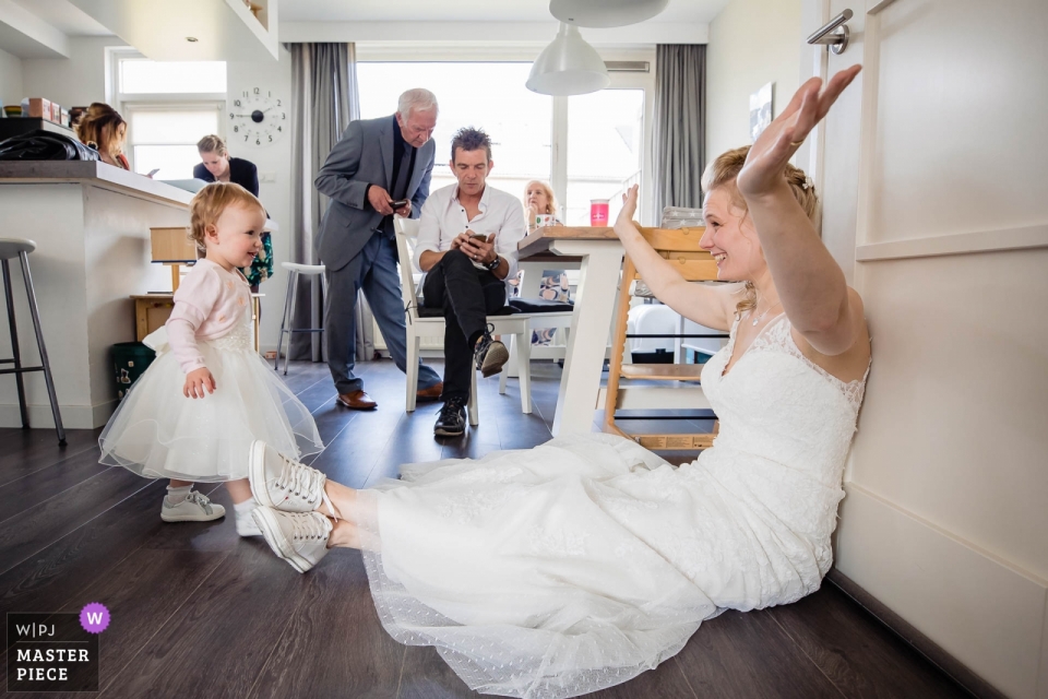 Helden van Kien Wedding Day photos with kids - Come cuddle with mom 