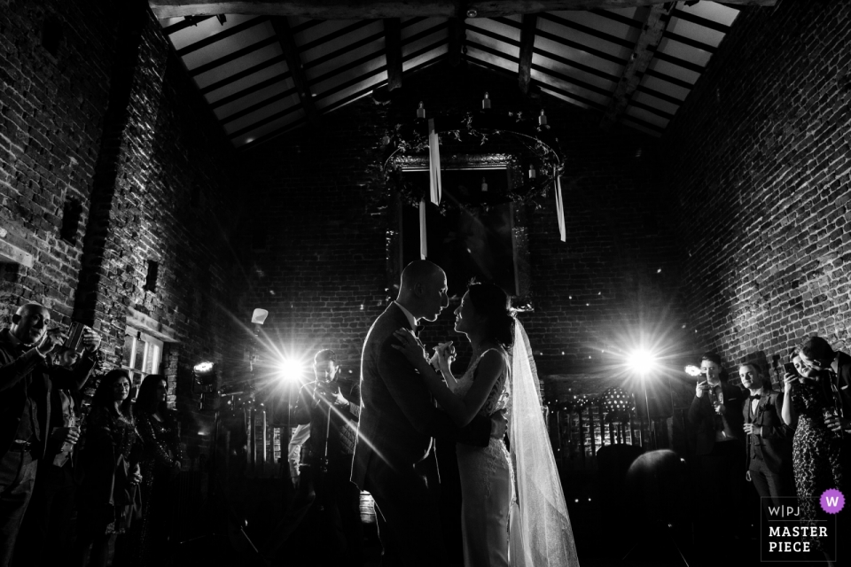 Photos de la réception de mariage de Dance Hall Photos de la réception de mariage de la première danse de Meols Hall en noir et blanc