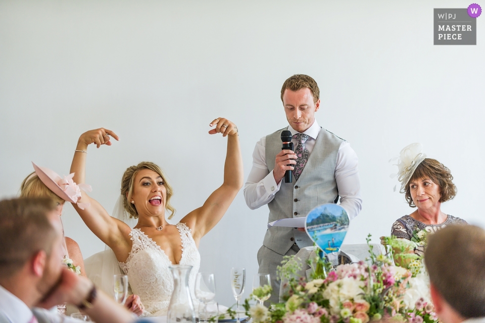 Kingston Estate, Devon Photographe de mariage doucmentaire - Pendant le discours du marié, la mariée était très animée de savoir qui était en charge