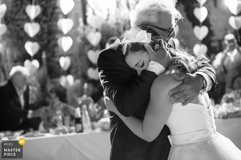 Zdjęcie: <a href="https://www.wpja.com/contests/2019-v09/best-wedding-photographers/2539351"> Vasilis Maneas - Thessaloniki </a> Veria - fotografia ślubna Lozitsi - emocjonowanie podczas tańca