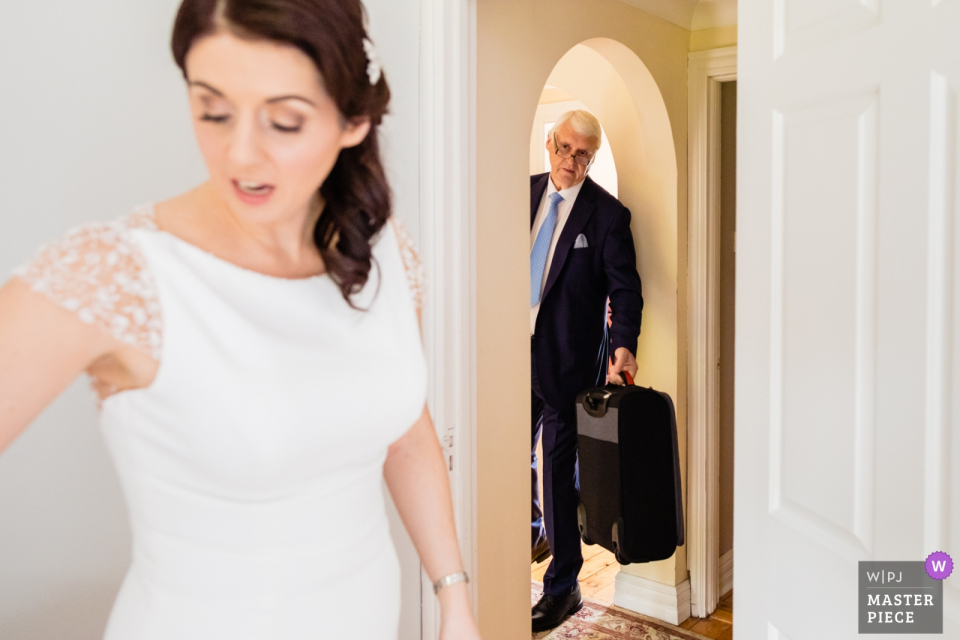 Foto: <a href="https://www.wpja.com/contests/2019-v09/best-wedding-photographers/2539446"> Annie Kheffache - Dun Laoghaire Dublin </a> Trim Castle Hotel, Irland Dokumentarfilm Hochzeitsfotografie - "Bist du schon fertig?" Papa ist alles in der Welt, während die Braut sich anzieht