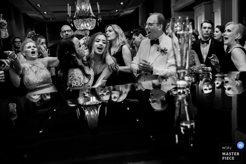 Foto: <a href="https://www.wpja.com/contests/2019-v09/best-wedding-photographers/2541641"> Isabelle Hattink - Rotterdam Zuid Holland </a> Central Park - Voorburg Hochzeitsphotographie, welche die Mutter der Braut und der Tochter zeigt, genießen das Hochzeitsfest