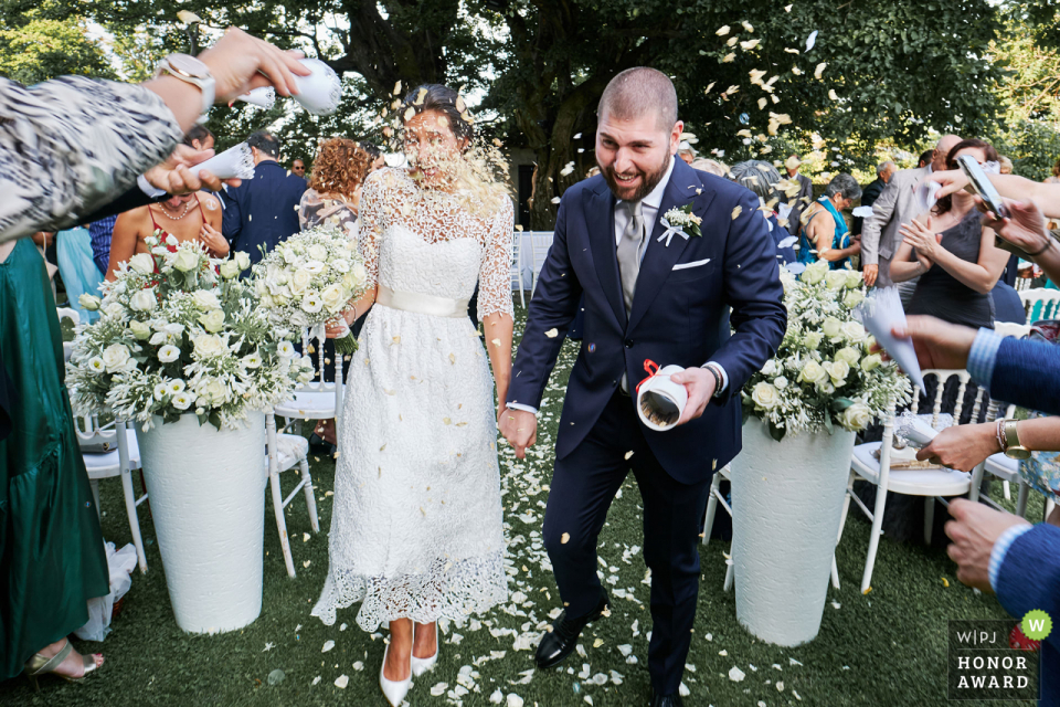 Castello di Tagliolo, Piamonte, Italia foto de la boda de la ceremonia al aire libre | La novia y el novio salen de la ceremonia como una pareja de recién casados