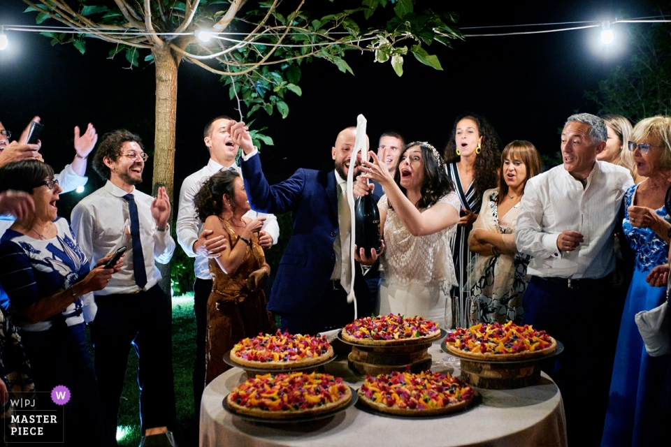 Foto door: <a href="https://www.wpja.com/contests/2019-v10/best-wedding-photographers/2542914"> Andrea Bagnasco - Varazze Savona </a> Ristorante Scola, Castelbianco - Italië trouwfoto van champagne knalt fout