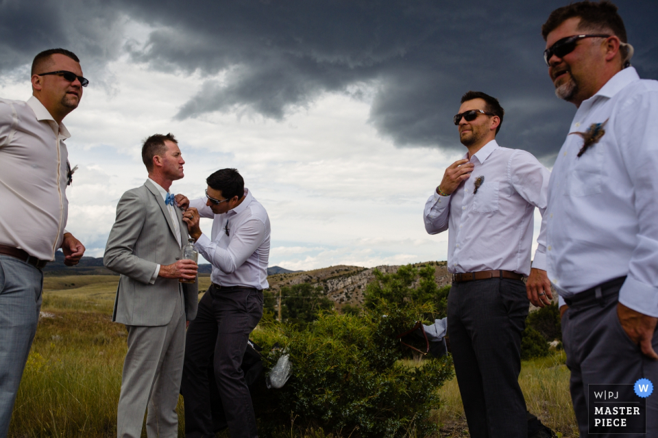 Missouri Headwaters State Park fotografía de boda de los chicos preparándose.