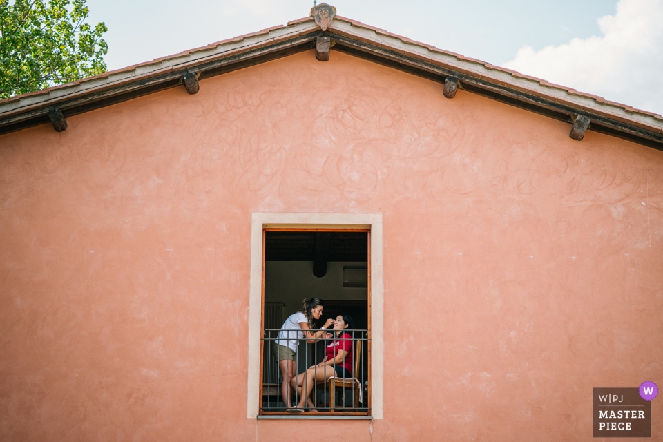 Zdjęcie: <a href="https://www.wpja.com/contests/2019-v11/best-wedding-photographers/2545295"> Andrea Sampoli - Siena Siena </a> Minimalistyczne zdjęcie panny młodej przygotowującej się do uroczystości weselnej w Tenuta il Quadrifoglio, San Gimignano, Siena