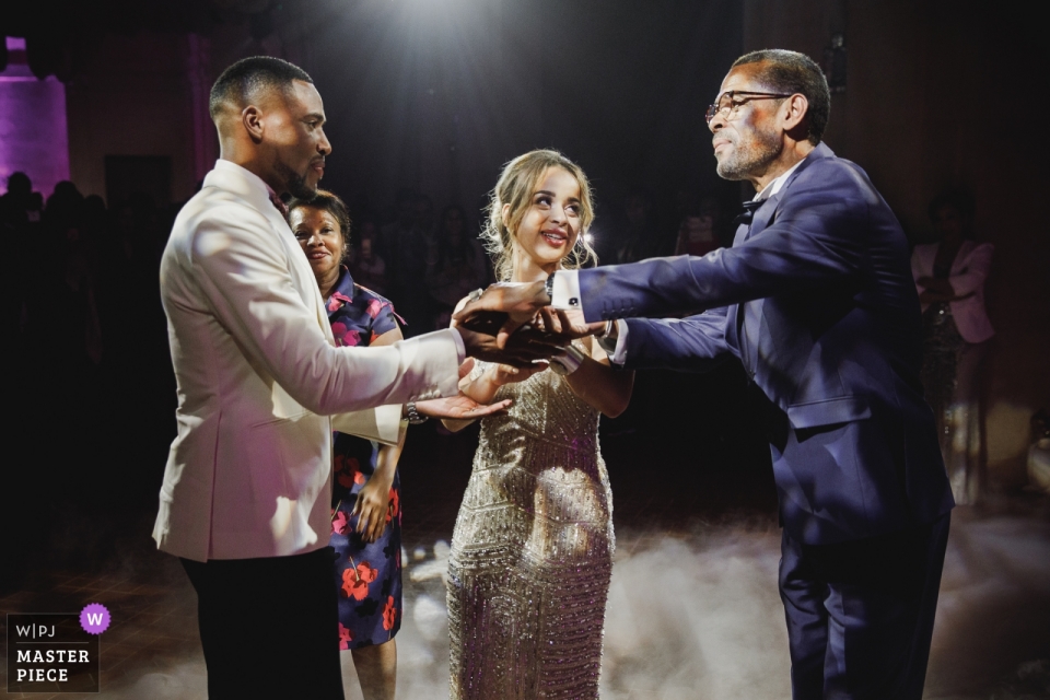 Foto: <a href="https://www.wpja.com/contests/2019-v11/best-wedding-photographers/2546103"> Simon Cassanas - Paris </a> Chateau Vallery erste Tanzunterzeichnung - Zeremonie Fotografie bei der Hochzeit mit Braut und Bräutigam und Vater.