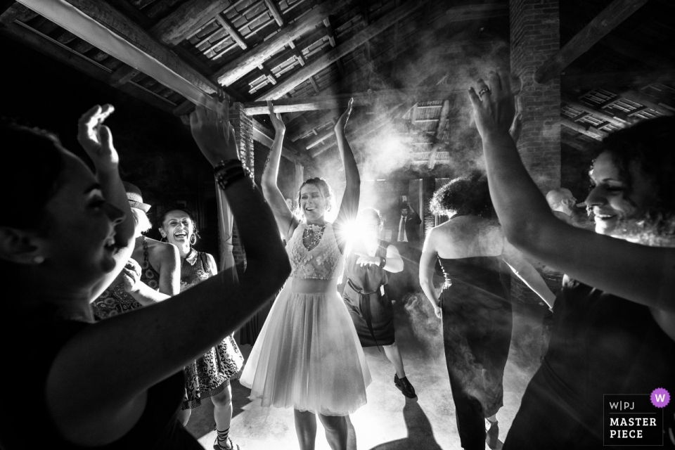 The dance of bride Villa Fiorita Castello di Annone (AT) Wedding Photographer | The dance of bride