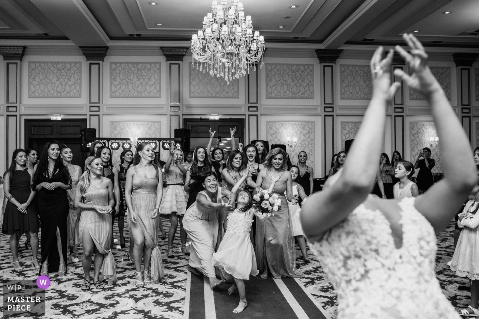 Photo: <a href="https://www.wpja.com/contests/2019-v12/best-wedding-photographers/2547652"> Ivelina Cholakova - Sofia Sofia </a> Photographie de réception de mariage à l'hôtel Ramada Sofia - La jeune génération tente de capturer le bouquet de fleurs de la mariée
