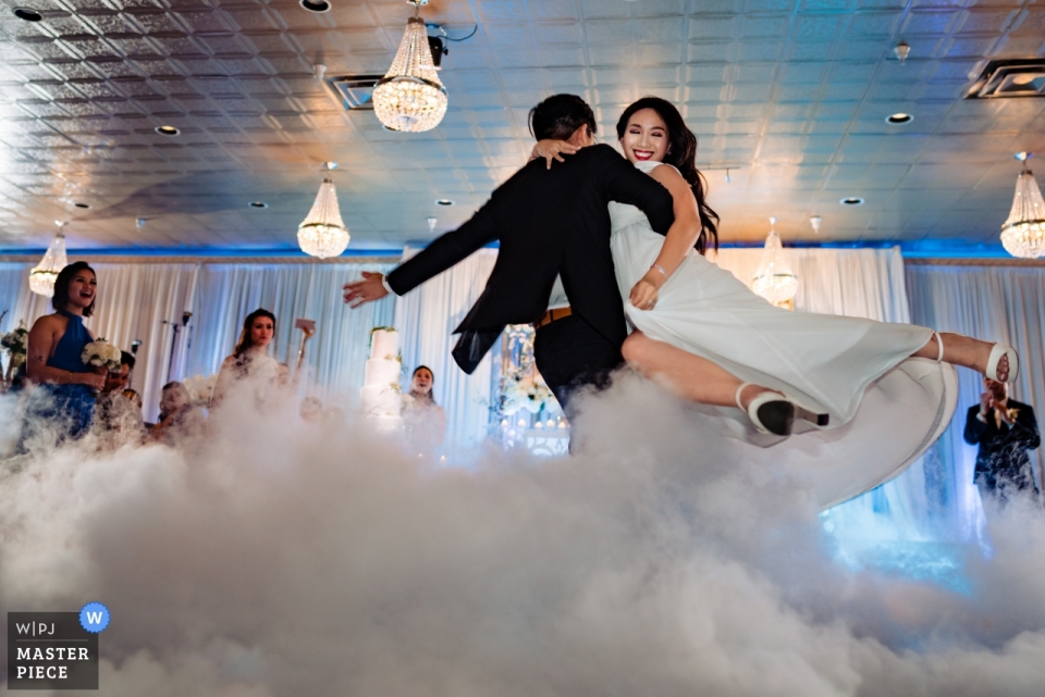 Foto: <a href="https://www.wpja.com/contests/2019-v12/best-wedding-photographers/2547851"> Leo Do - Gardena, Kalifornien </a> Mon Amour Bankett (Empfangsort) - Erste Tanzhochzeitsfotografie von der nebligen Tanzfläche mit Braut und Bräutigam