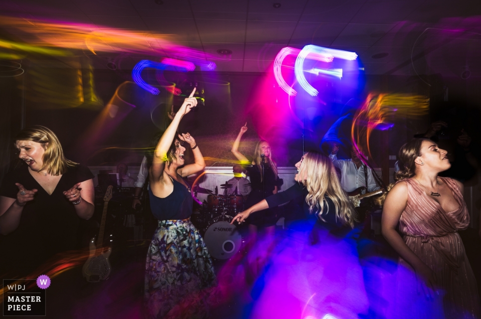 Trouwfoto's - hotel Zovko | Meisjes feesten hard op de huwelijksreceptie onder licht - Bruiloftsfotografie met langzame sluitertijd