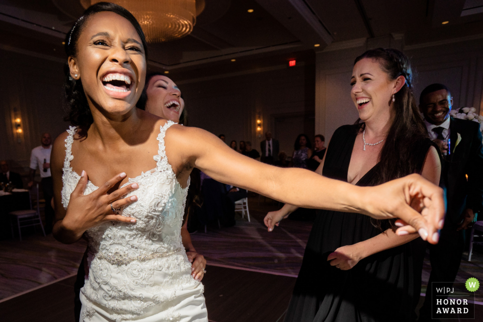 Foto de recepción del lugar de bodas de JW Marriott Buckhead Atlanta Georgia | Súper feliz novia en la pista de baile