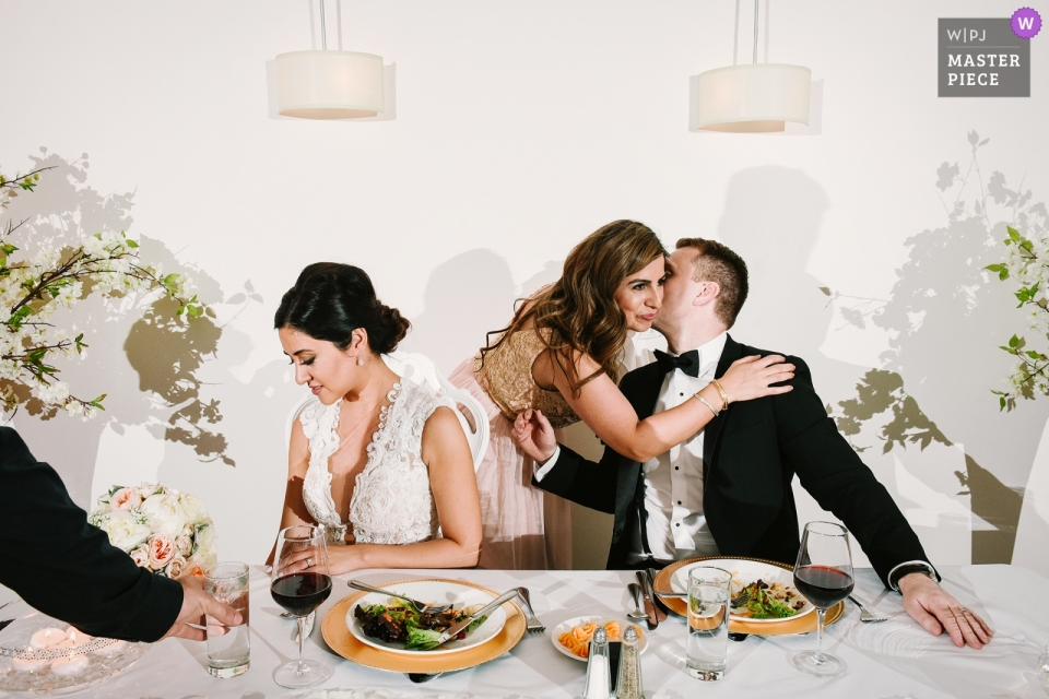 Foto von: <a href="https://www.wpja.com/contests/2019-v12/best-wedding-photographers/2548810"> Adeline Leonti - Montreal Quebec </a> Place d'Armes Hotel, Montreal - Hochzeitsfotografie - Trauzeugin umarmt den Bräutigam nach ihrer Rede
