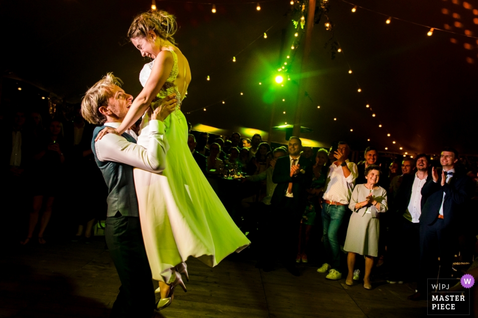 Photographie de fête de mariage Wijnkasteel Haksberg - mariée, marié, danse, lumières, invités, réception