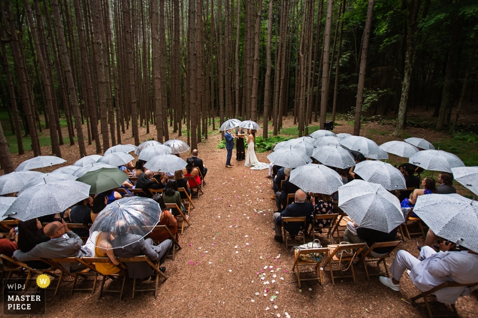 Roxbury Barn，紐約州Roxbury婚禮攝影師-室外儀式期間的雨像