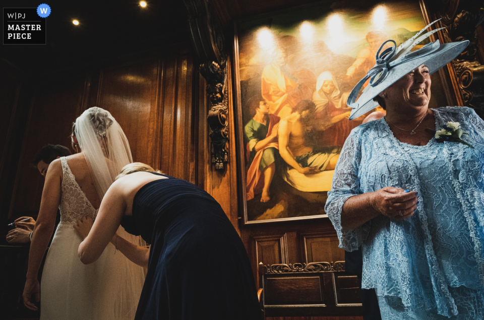 Trinity College, Oxford Wedding Photos during the signing of the register 