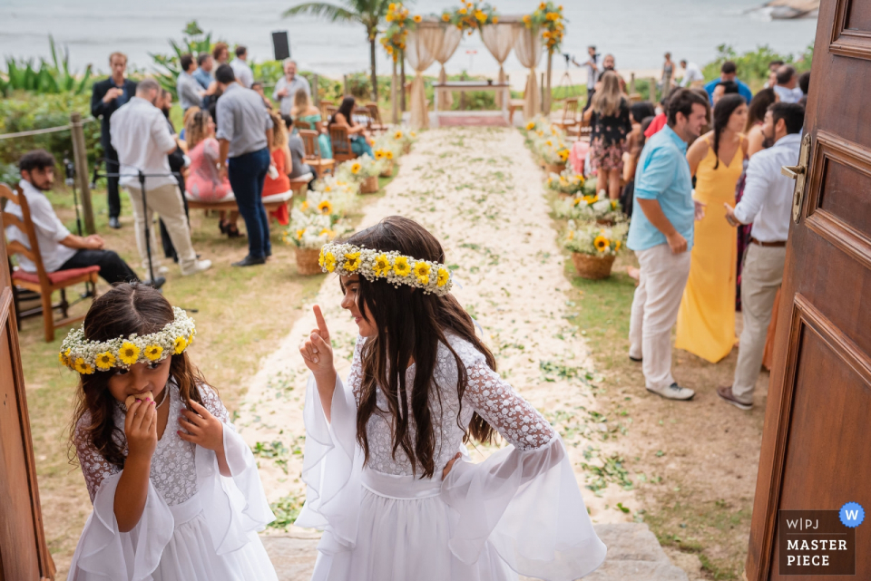 Grumari Beach Garden - Rio de Janeiro - Brésil - Photographie de mariage en plein air, Cérémonie sur la plage | Mangez vite, enfants, enfants, filles de fleurs