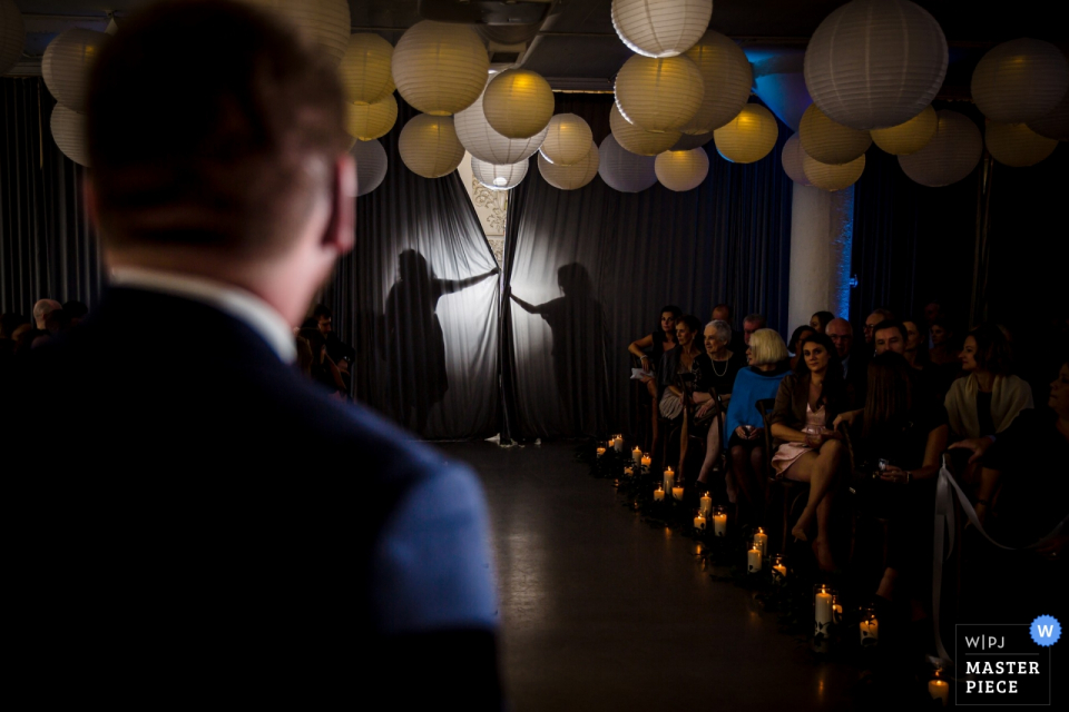 Foto: <a href="https://www.wpja.com/contests/2019-v14/best-wedding-photographers/2553028"> Victoria Sprung - Chicago Illinois </a> Raum 1520, Chicago, IL Hochzeitsfotograf | Bild erstellt, bevor die Braut den Raum betritt