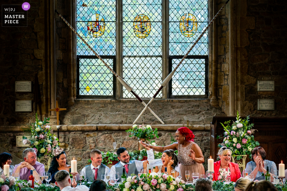 Foto von: <a href="https://www.wpja.com/contests/2019-v14/best-wedding-photographers/2554163"> Tom Beynon - Cambridge Cambridgeshire </a> Rothley Court Hotel - Hochzeitsreportagefotograf - Der Top-Tisch während der Reden