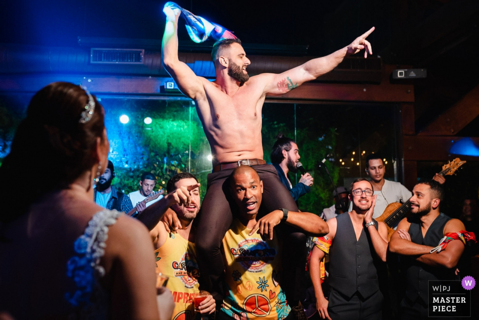 Vale dos Sonhos - Rio de Janeiro - Brazilië Bruiloft Fotojournalistiek - Dat moment waarop de bruidegom zijn shirt uitdoet en de bruiloft verandert in een carnaval.