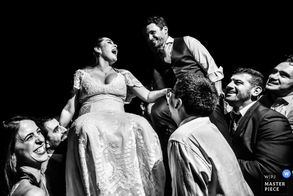 Couple riding chairs on the wedding party Celeiro Quintal - São Paulo Wedding Photographer - Couple on the wedding party