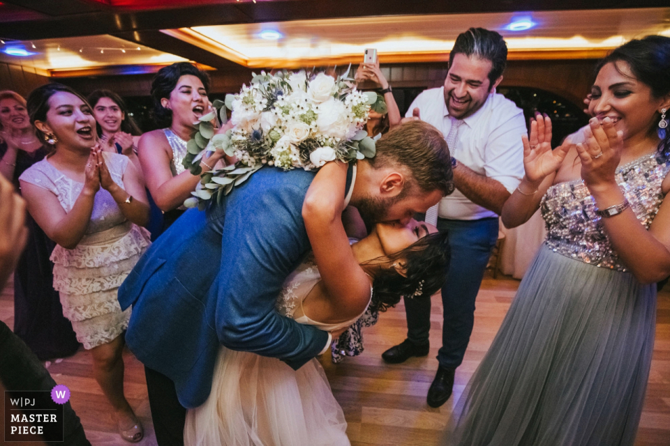 Foto de: <a href="https://www.wpja.com/contests/2019-v16/best-wedding-photographers/2561818"> Derya Engin - Estambul </a> Boda en barco en el Bósforo - Foto de la boda del gran beso al final del día