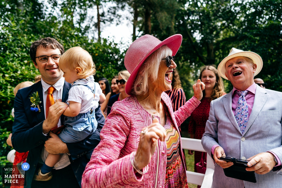 Hestercombe Gardens Wedding Venue Photographer – wspaniały gość w różowym stroju cieszący się każdą sekundą muzyki mariachi po ceremonii