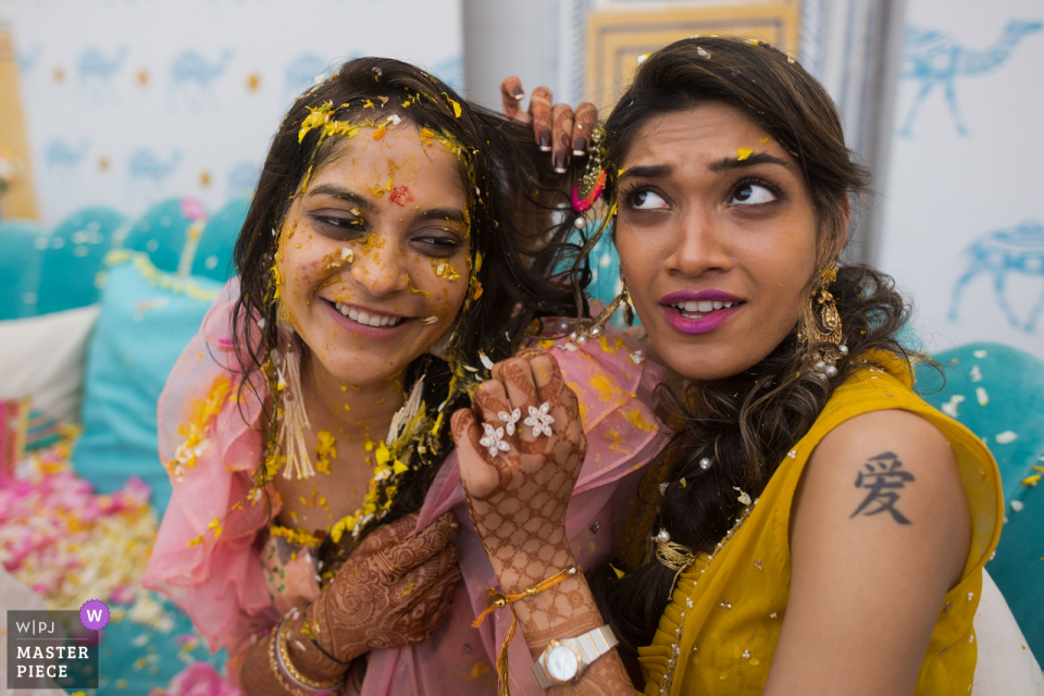 Ceremonia de Haldi el día de la boda en el hotel JW Marriott, Jaipur | ¡La novia y la cuñada se enredan, demostrando su amistad!