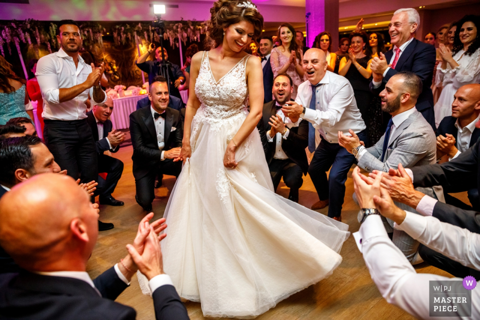 Hengelo - Waarbeek wedding photos of the bride Dancing in the middle 