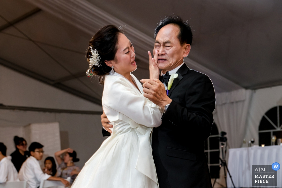 Foto von: <a href="https://www.wpja.com/contests/2019-v17/best-wedding-photographers/2564315"> Tamara Gavrilovic - Chicago Illinois </a> Esplanade Lakes, Chicago, IL Hochzeitsfotografie vom Veranstaltungsort - Braut und Vater tanzen