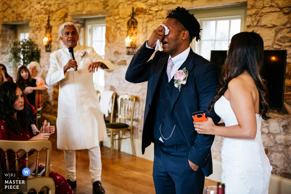 Estábulos da casa de Kirknewton, foto do casamento de Kirknewton na recepção - noivo durante os discursos