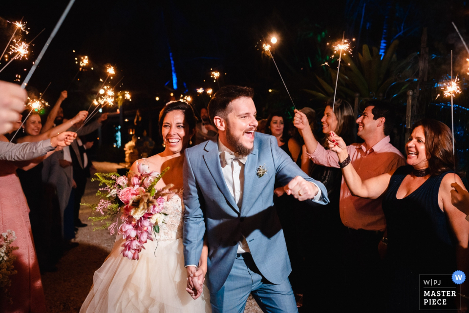 Solar da Palmeiras - Ilha da Gigóia/RJ - Brazil wedding photographer: Its time to shine under the sparkler exit