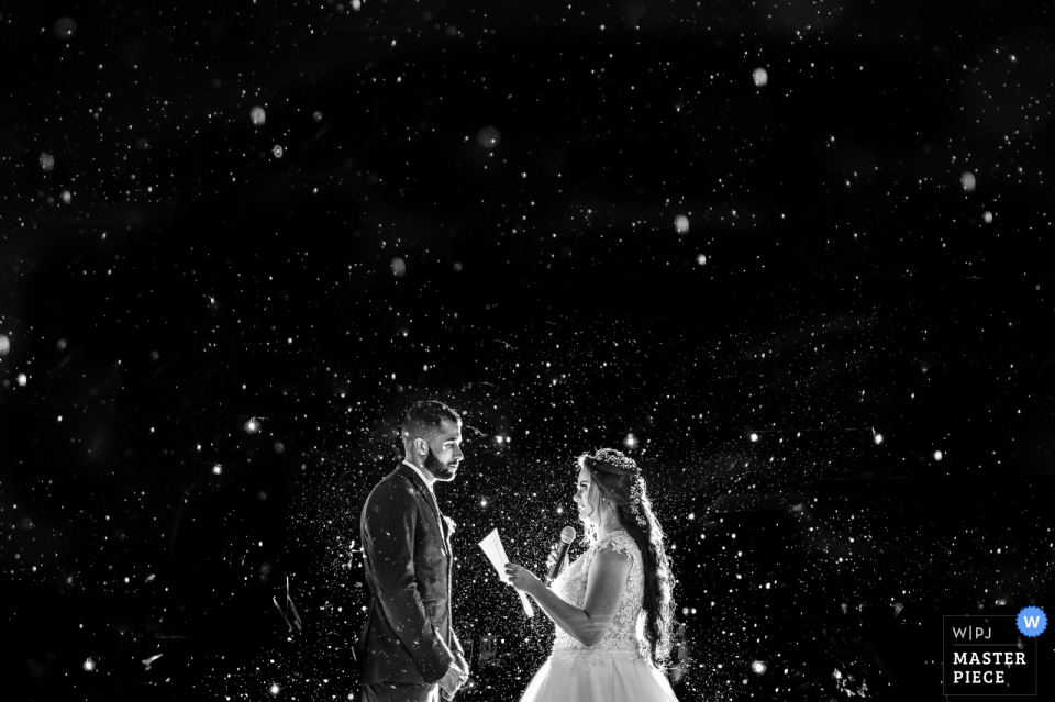 vows in the rain at night with the bride and groom Espaço Barão - Campinas Wedding Photography of vows in the rain at night with the bride and groom