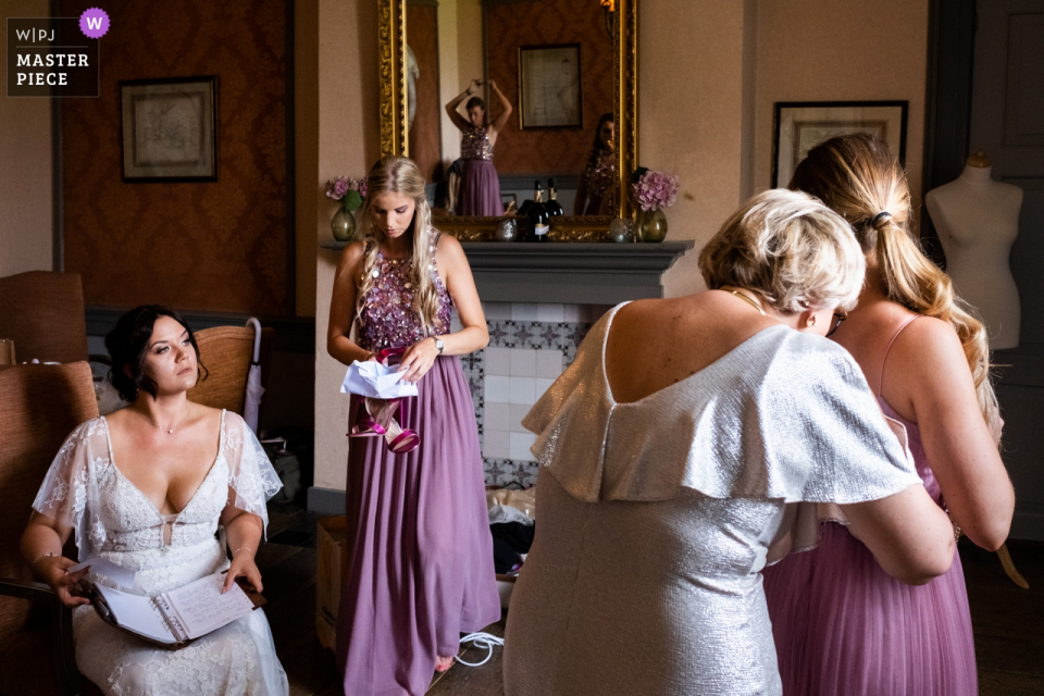 Photographe de mariage flamand travaillant à la préparation - Kasteel Neercanne, Maastricht