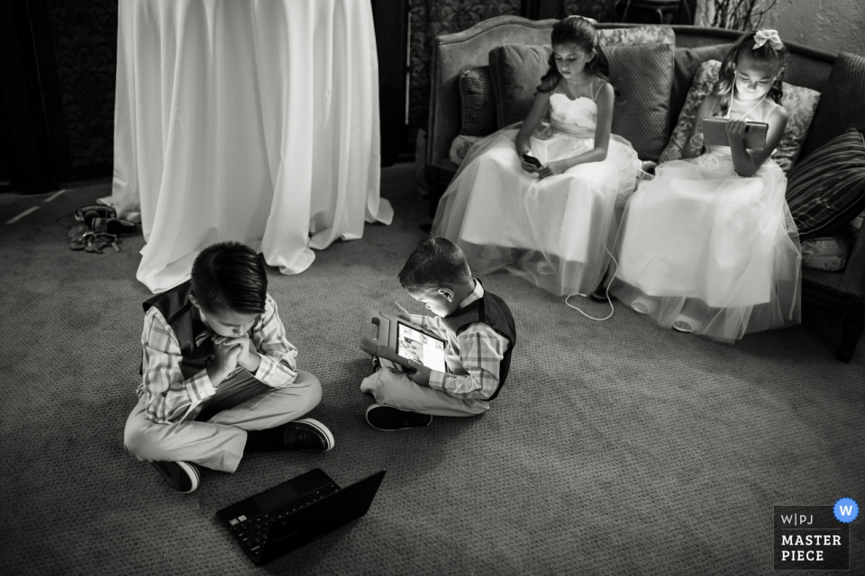 Photo: <a href="https://www.wpja.com/contests/2019-v19/best-wedding-photographers/2569897"> Carl Bower - Denver, Colorado </a> La Villa Parker, Parker, Colorado photographie de mariage d'enfants | Les écrans omniprésents.