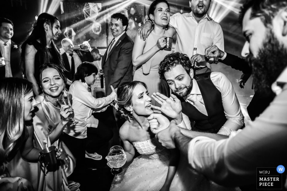 Madero Eventos - Americana	photography - everybody singing at the wedding