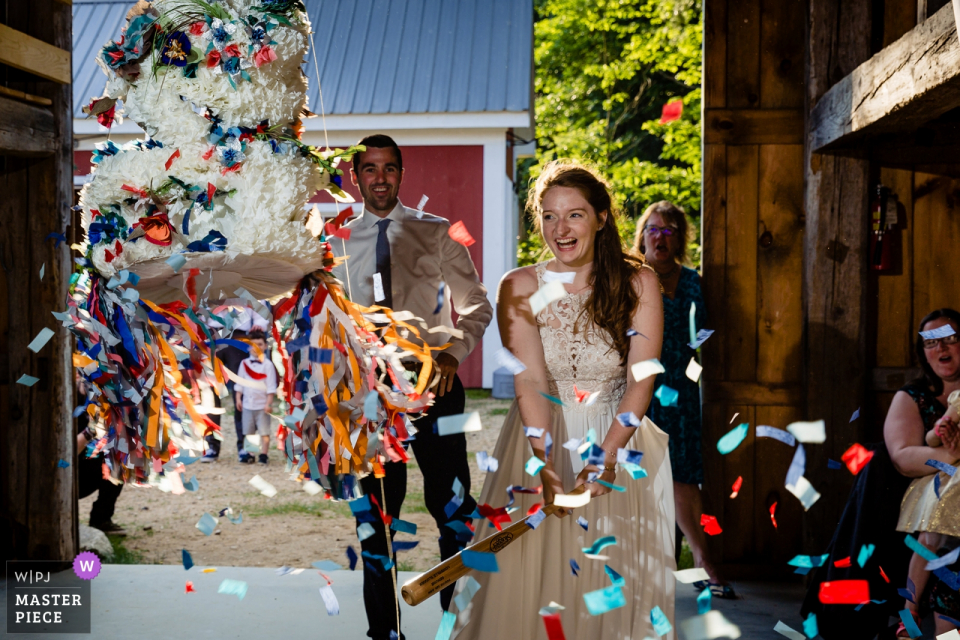 Kitz Farm w Strafford New Hampshire zdjęcia ślubne - SMASH idzie na tort weselny piñata w NH