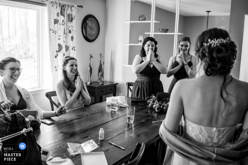 Photographie de mariage de Indian Ridge Wedding Venue, Poughkeepsie NY | Quatre demoiselles d'honneur voient la mariée pour la première fois et mettent leurs mains ensemble de la même façon