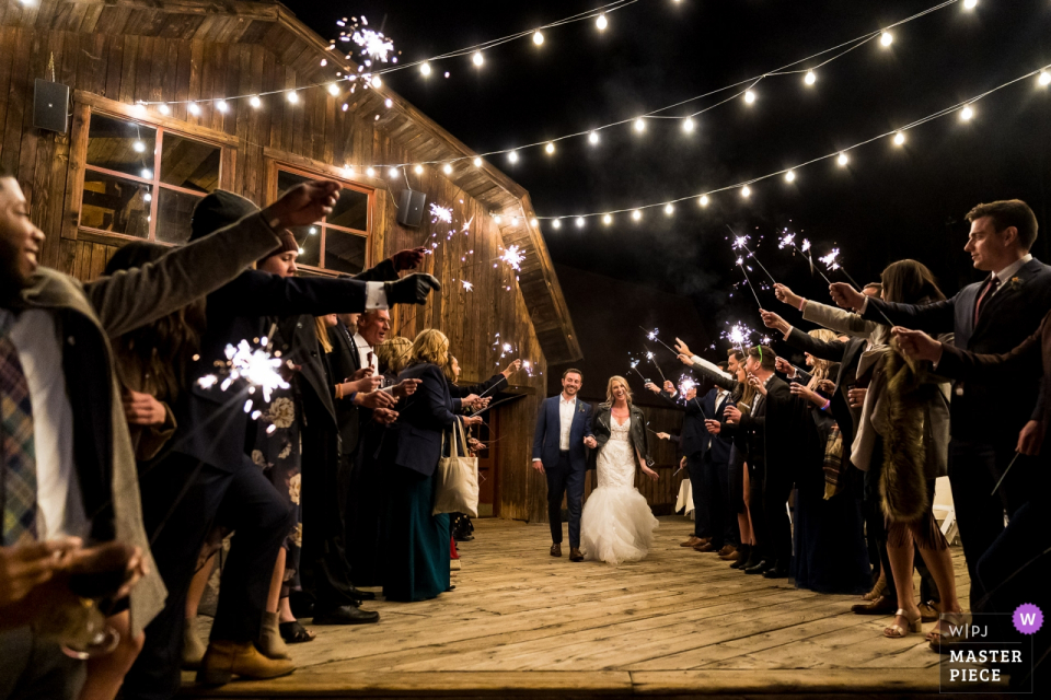 Wunderkerze verlassen die Rezeption Fotos der Hochzeitsorte im Telluride Peaks Resort | Wunderkerzenausgang von der CO-Rezeption