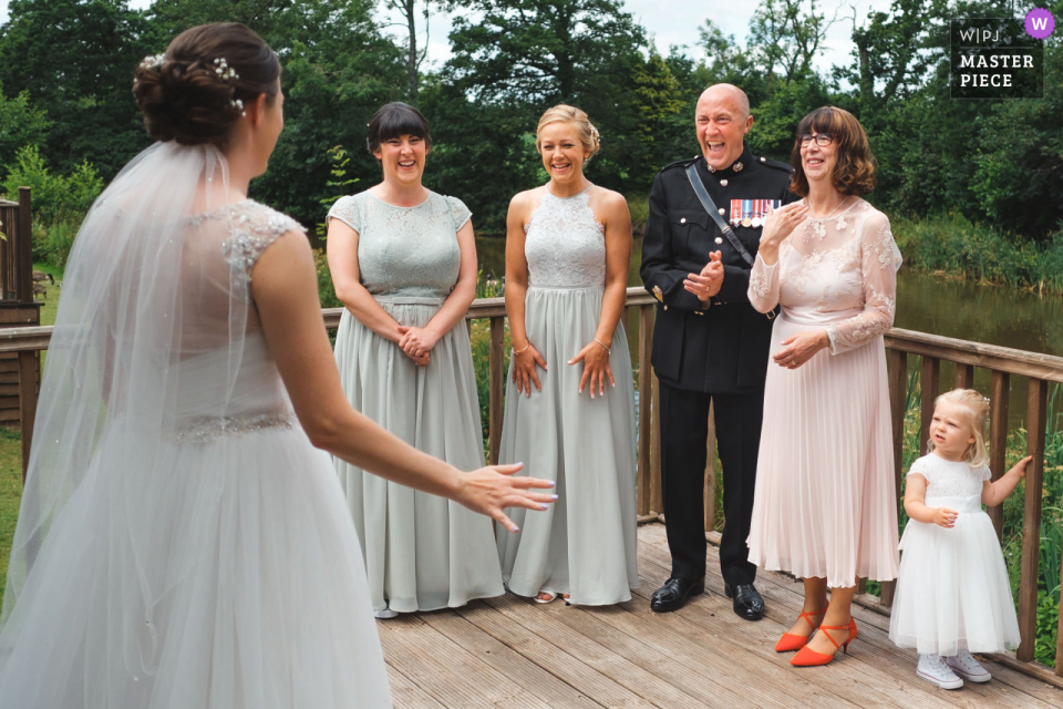 Imagem de casamento de Upton Barn | Pai da noiva reagindo ao ver a filha vestida