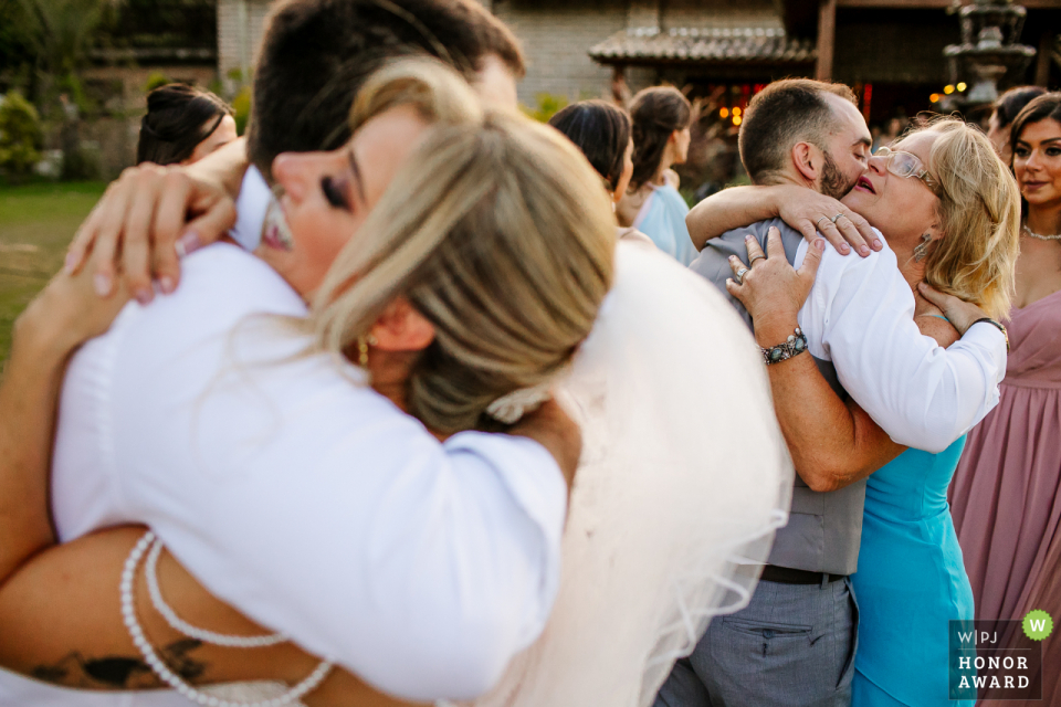 Huwelijksfotografie in Brazilië van Sítio da Figueira, Porto Alegre van de bruidegom die groomsmen knuffelt