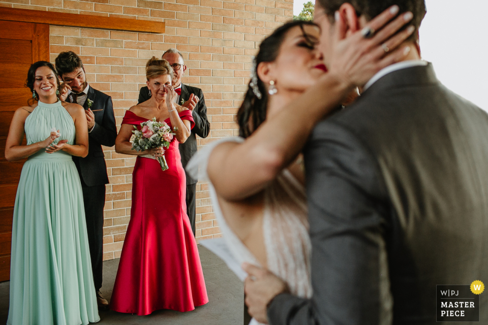 Un fotógrafo de bodas de Rio Grande do Sul creó esta imagen en Mahala de los Padrinos y Madrinas llorando en la ceremonia.