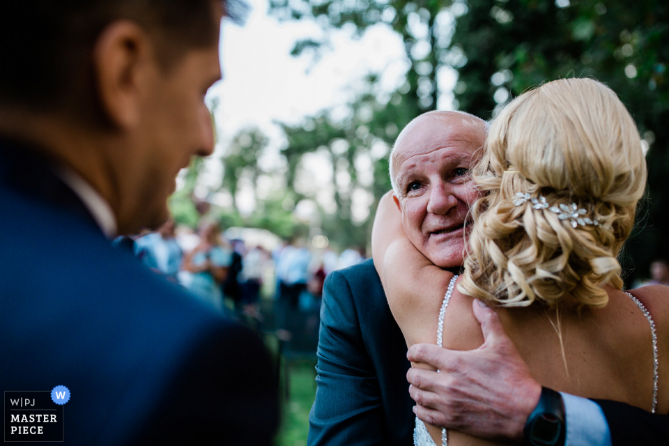 El jardín de Koriata, foto de la boda de Sofía en el restaurante que muestra un abrazo de un ser querido