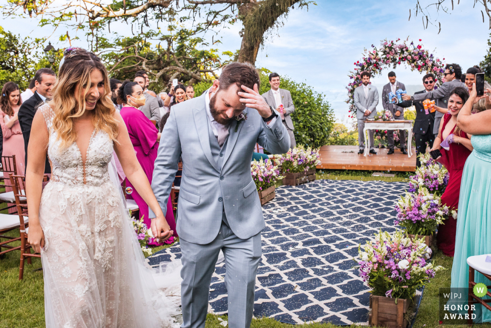 Un eccezionale campione di fotogiornalismo di matrimonio a Santa Teresa realizzato da un fotografo professionista di Rio de Janeiro presso la sede dell'evento Solar Real che rivela il problema degli sposi con il riso tra i capelli