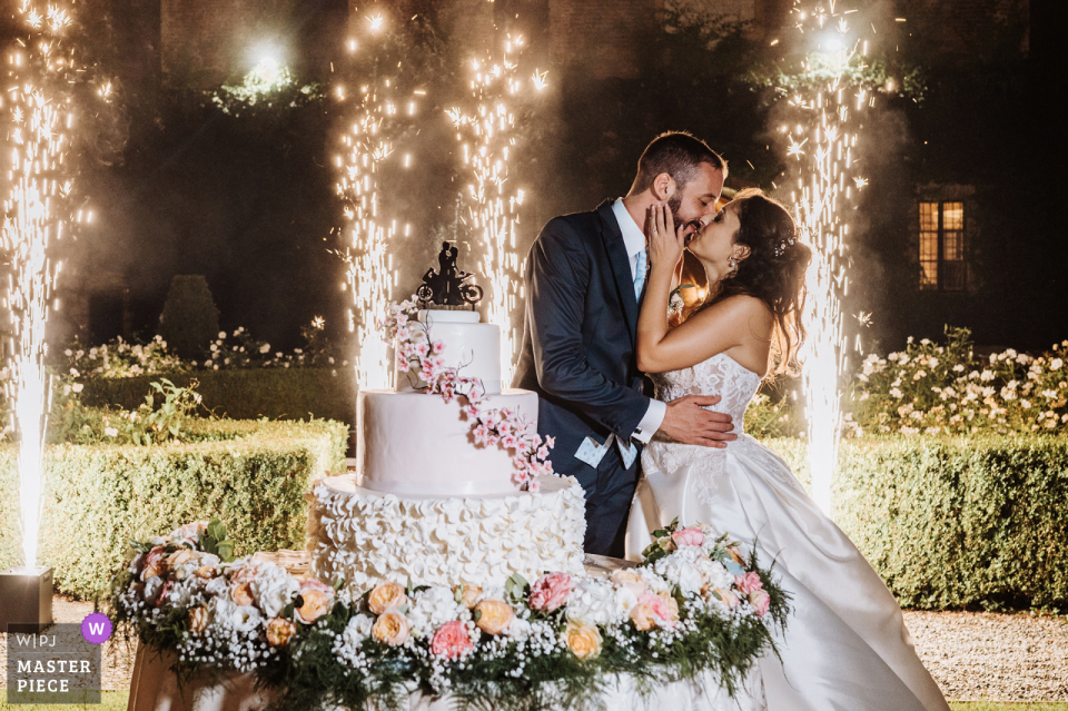 Mejor foto de boda documental de Trino de Principato di Lucedio de la novia y el novio cortando el pastel