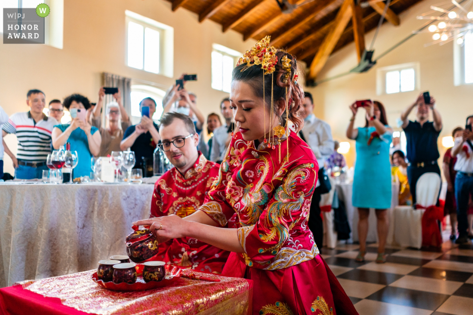 Ein außergewöhnliches Fiumicello-Hochzeitsbild von einem professionellen Fotografen aus Udine, Italien, in der Villa Regatti, das die traditionelle asiatische Teezeremonie vermittelt