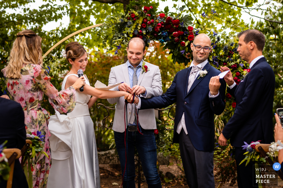 Un exemple de photographie de mariage documentaire de bon goût d'Udine de La Brunelde à Fagagna montrant les vœux de la mariée lors de la cérémonie