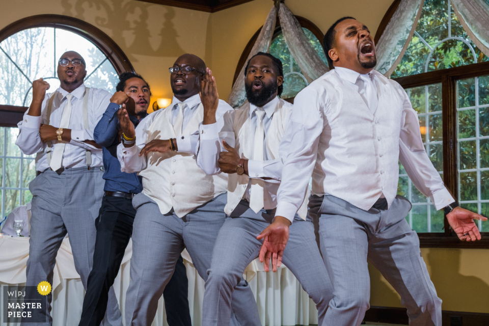 La mejor fotografía documental de bodas de Tyrone, Georgia de Glendalough Manor of the Groom y el baile de la fraternidad de los padrinos de boda en la recepción