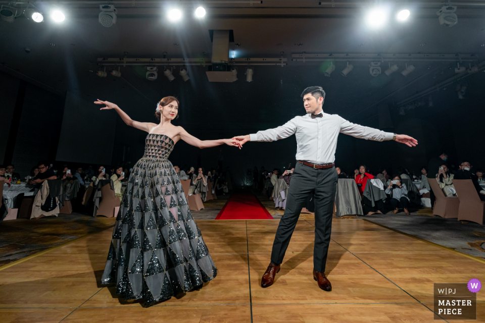 Le Méridien Taipei wedding venue photography in Taiwan of The couple having their first dance on the dance floor Le Méridien Taipei wedding venue photography in Taiwan of The couple having their first dance on the dance floor