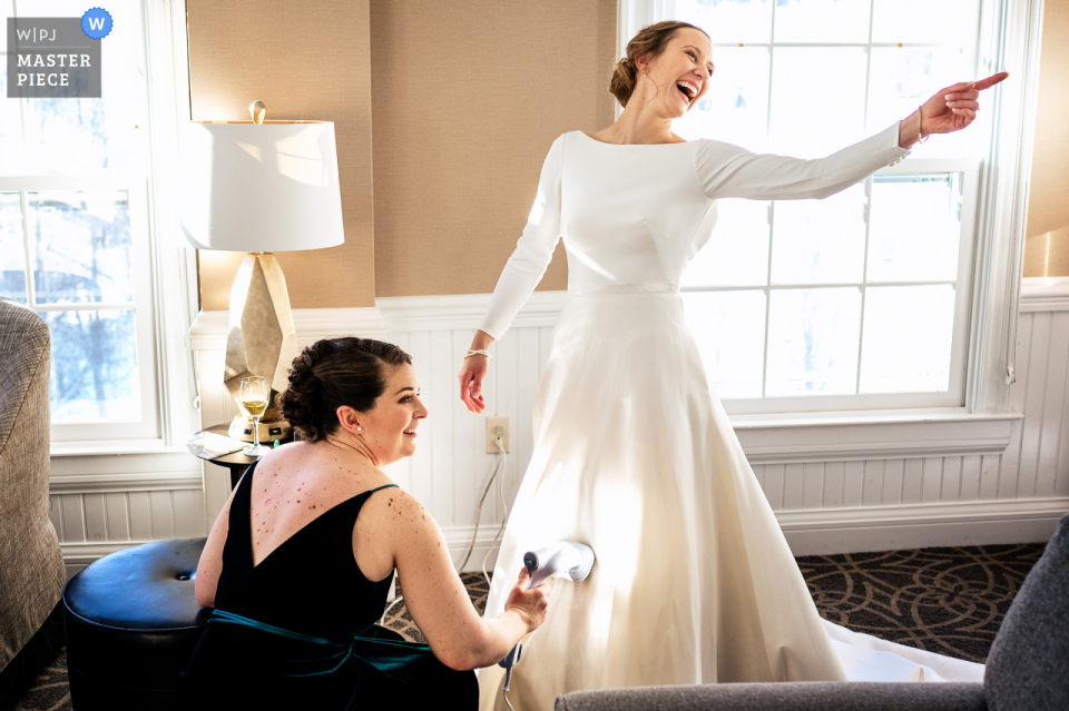 Photo de préparation de l'Equinox Resort de Manchester, Vermont, d'une demoiselle d'honneur fumant la robe de la mariée Photo de préparation de l'Equinox Resort de Manchester, Vermont, d'une demoiselle d'honneur fumant la robe de la mariée